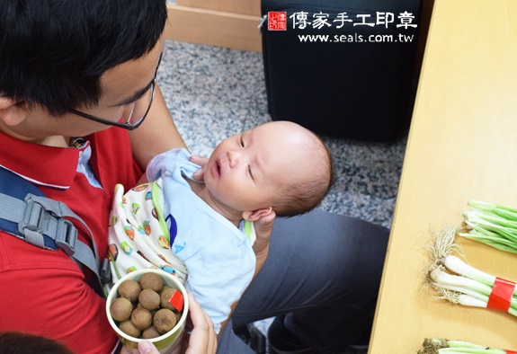 高寶寶(台中北區嬰兒寶寶滿月剃頭理髮、免費嬰兒剃胎毛儀式吉祥話)。中國風會場，爸媽寶貝免費穿「日中韓」古裝禮服。專業拍照、DVD光碟、證書。★購買「臍帶章、肚臍章、胎毛筆刷印章」贈送：剃頭、收涎、抓周，三選一。 2015.11.15 照片7